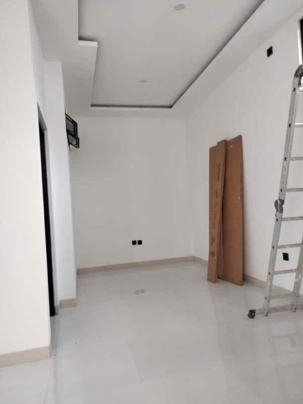 dijual rumah singgasana pradana
