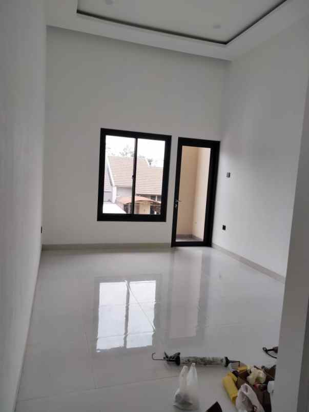 dijual rumah singgasana pradana