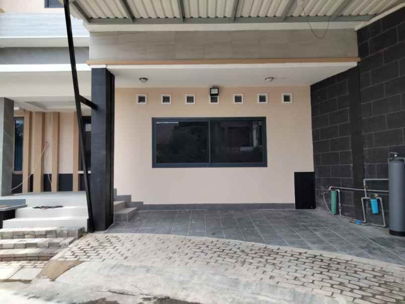 dijual rumah singgasana pradana