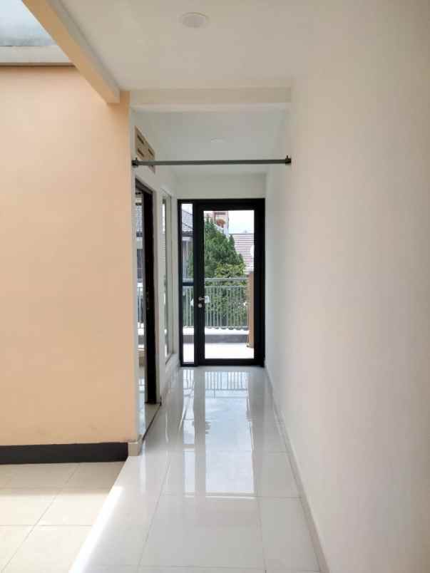 dijual rumah singgasana pradana