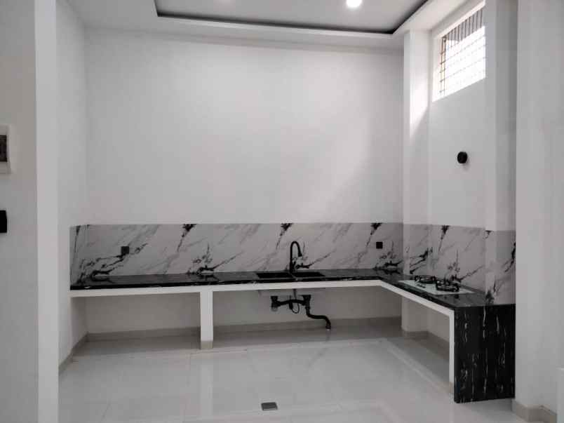 dijual rumah singgasana pradana