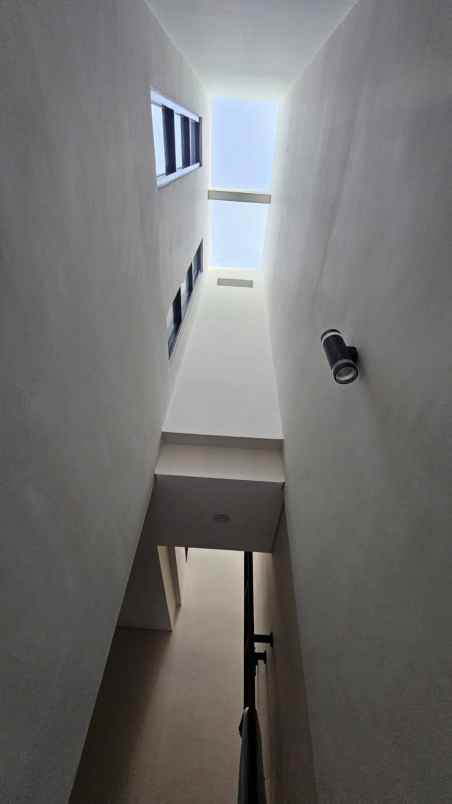 dijual rumah sutorejo