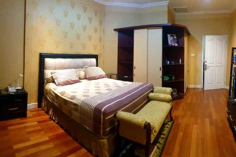 dijual rumah taman kebon jeruk intercon