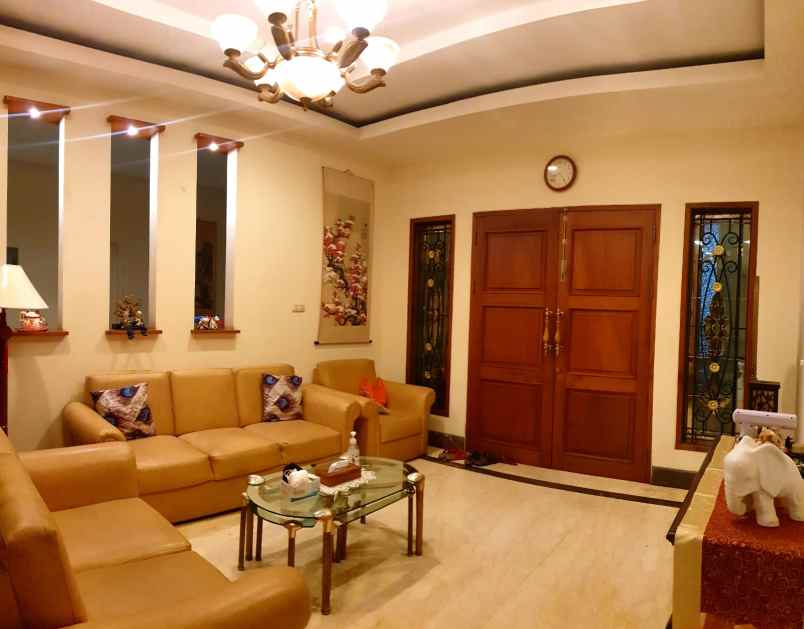 dijual rumah taman kebon jeruk intercon