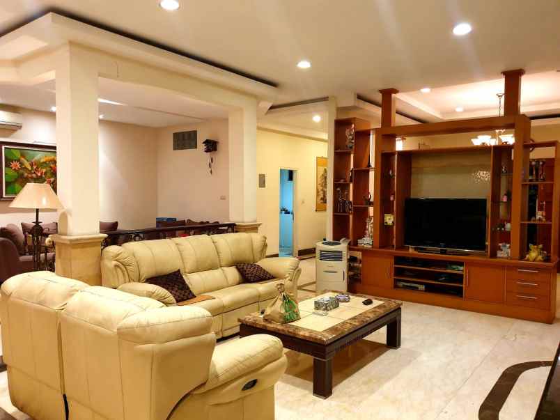 dijual rumah taman kebon jeruk intercon