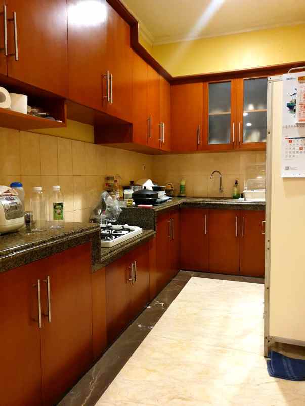 dijual rumah taman kebon jeruk intercon