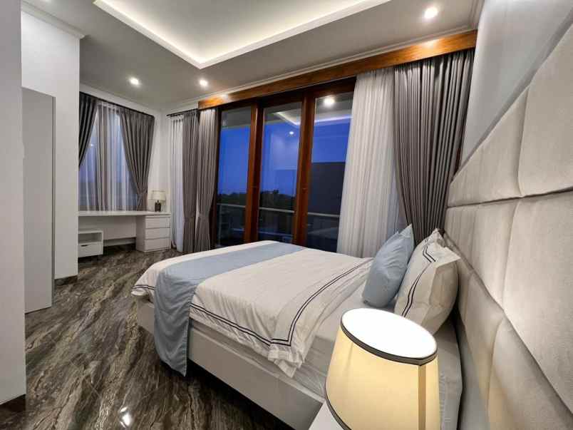 dijual villa jalan raya kampus unud