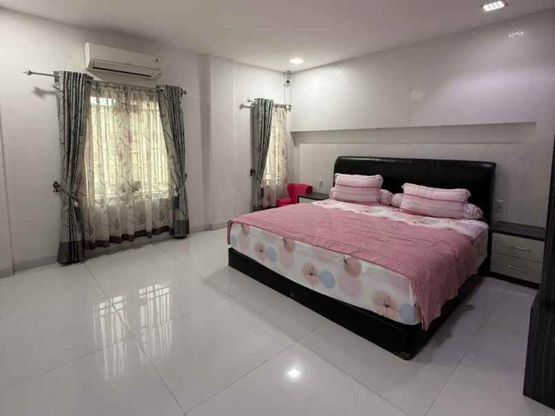 dijual villa komplek evergreen jalan amal ring road