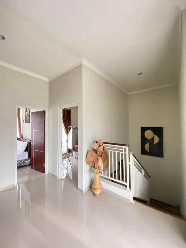 dijual villa villa kota batu dekat