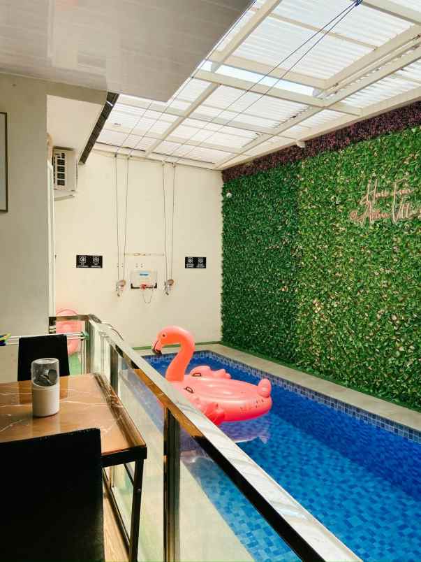 dijual villa villa kota batu dekat