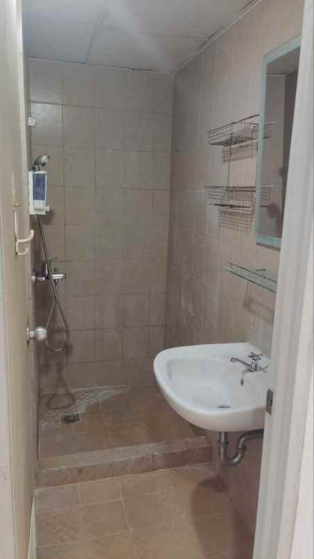 disewakan 2 unit apartemen metropolis tower c