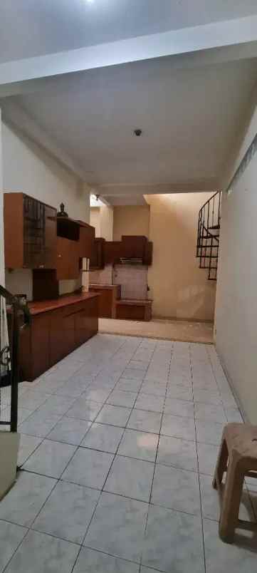 disewakan rumah 2 lantai di cirendeu