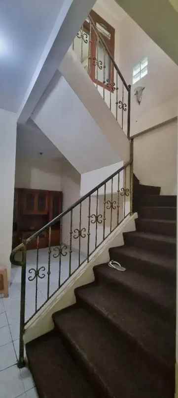 disewakan rumah 2 lantai di cirendeu