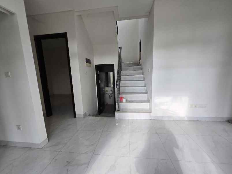 disewakan rumah lavon swan city cikupa