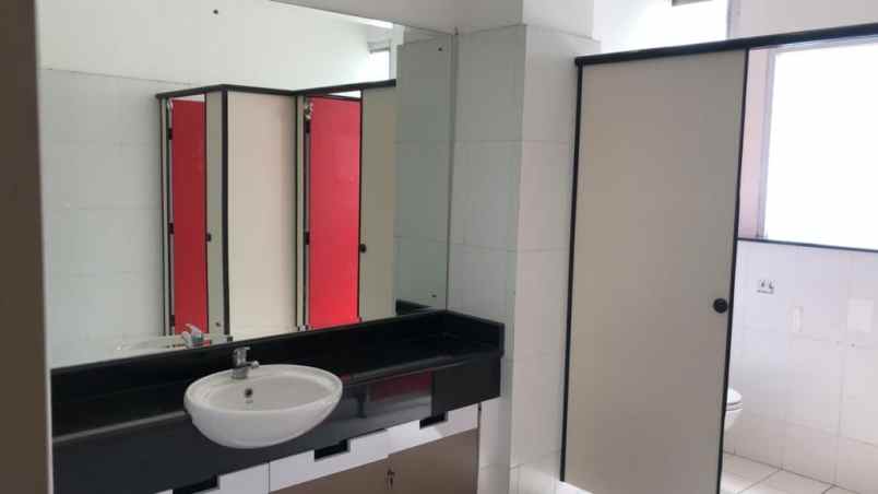 gedung kantor 5 lantai di jakarta pusat