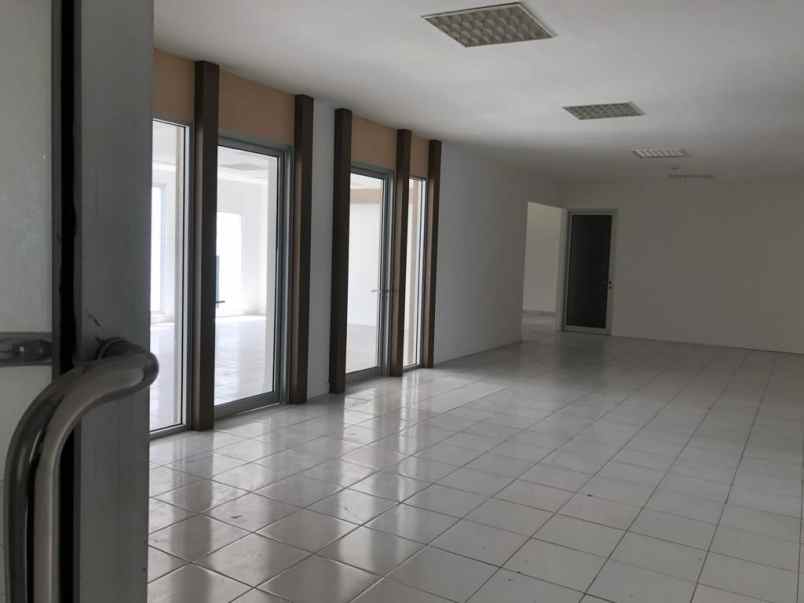 gedung kantor 5 lantai di jakarta pusat