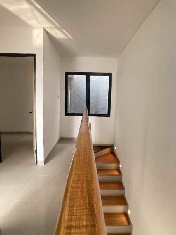 jual rumah 2 lantai ciracas green view