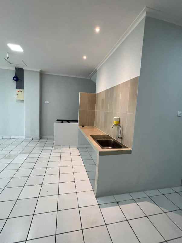 ruko di mall mangga dua jakut 4 lantai ada lift