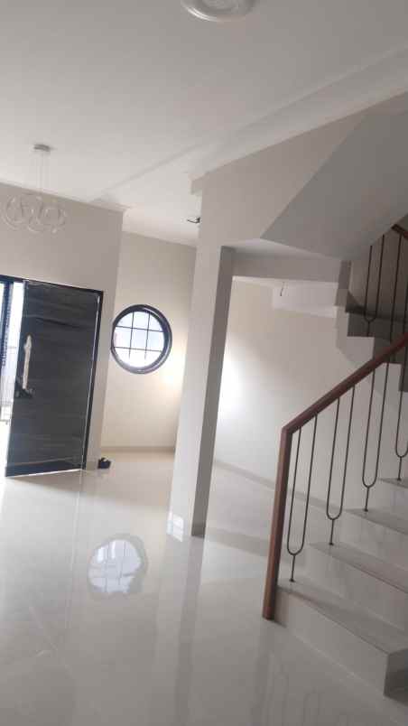 rumah 2 lantai di kavling agraria perumnas 1 lt 100 m