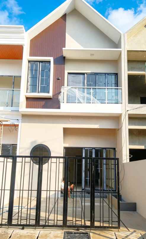 rumah 2 lantai di kavling agraria perumnas 1 lt 100 m