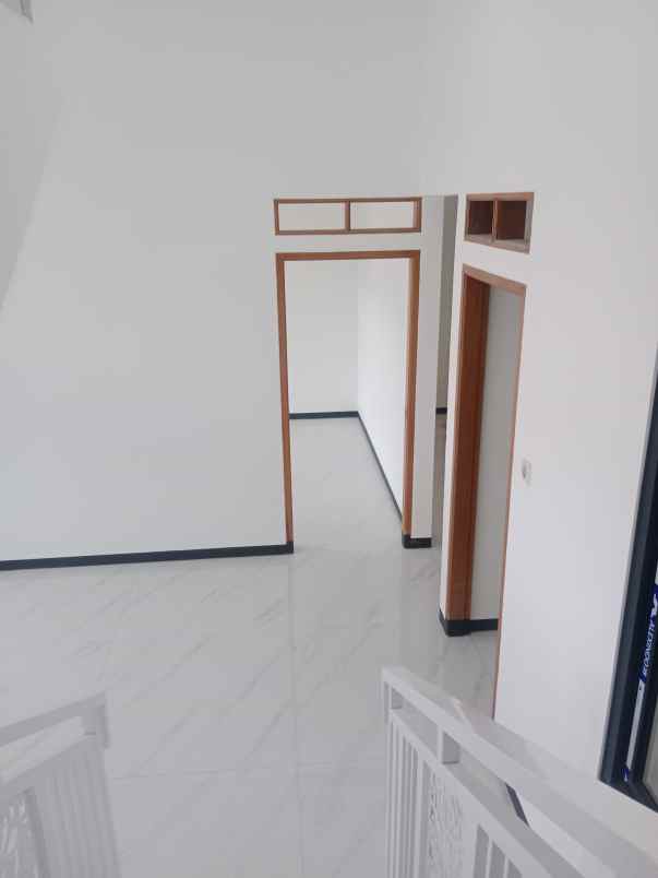 rumah 2 lantai siap huni