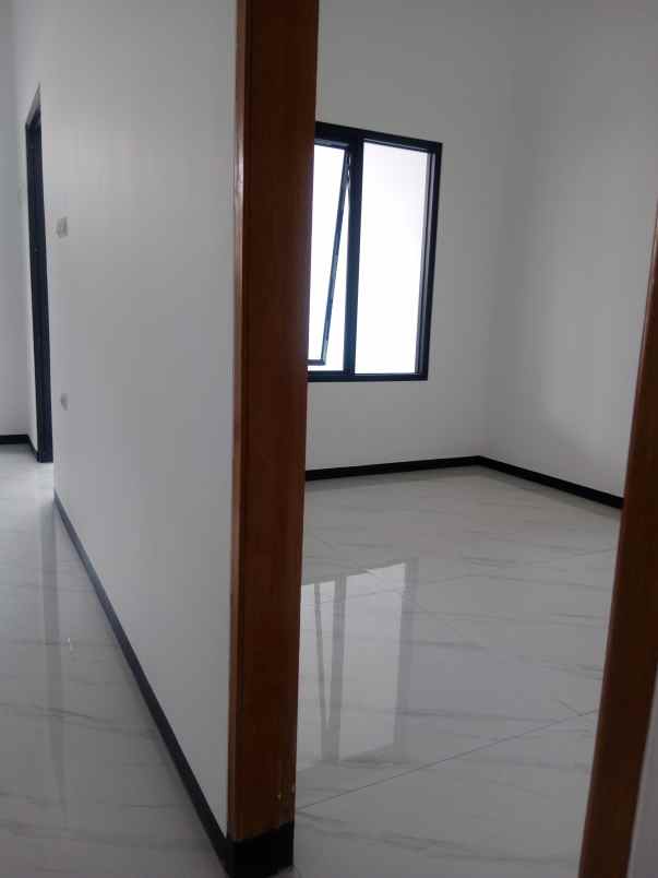 rumah 2 lantai siap huni