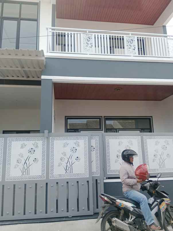 rumah 2 lantai siap huni