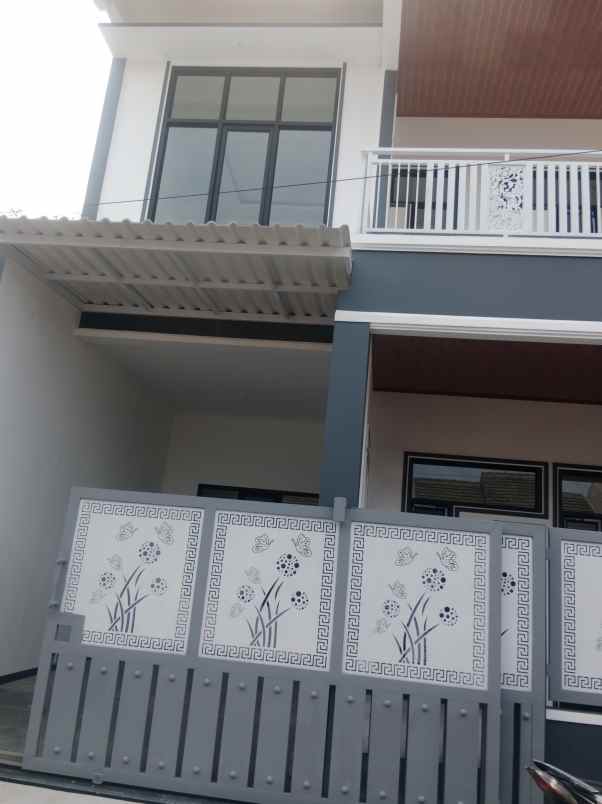 rumah 2 lantai siap huni