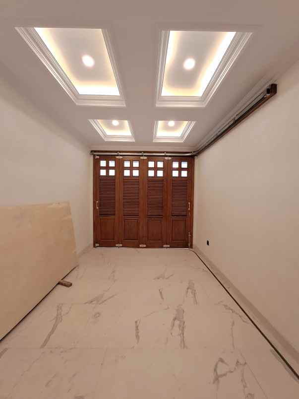 rumah american classic dalam komplek di jagakarsa raya