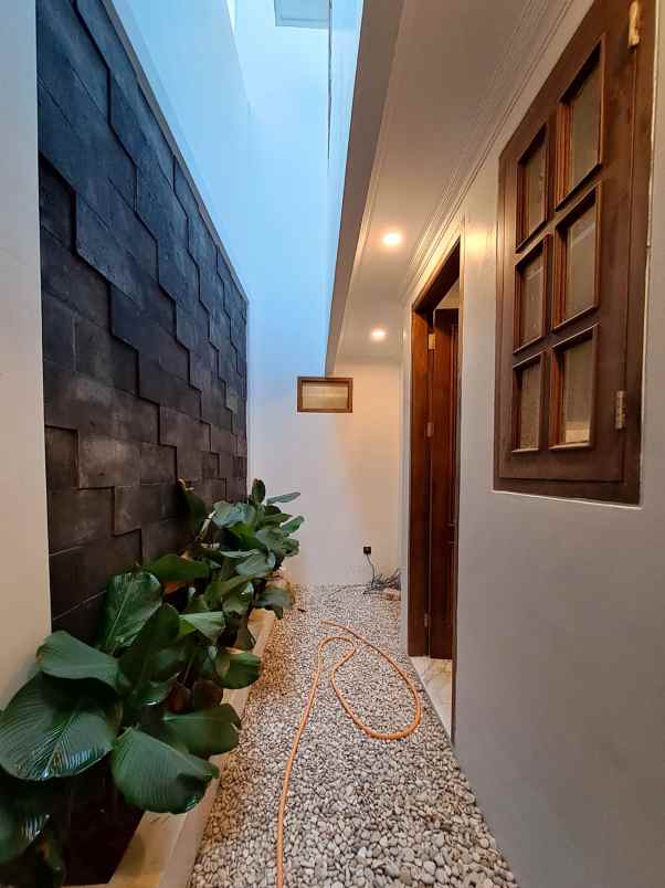 rumah american classic dalam komplek di jagakarsa raya