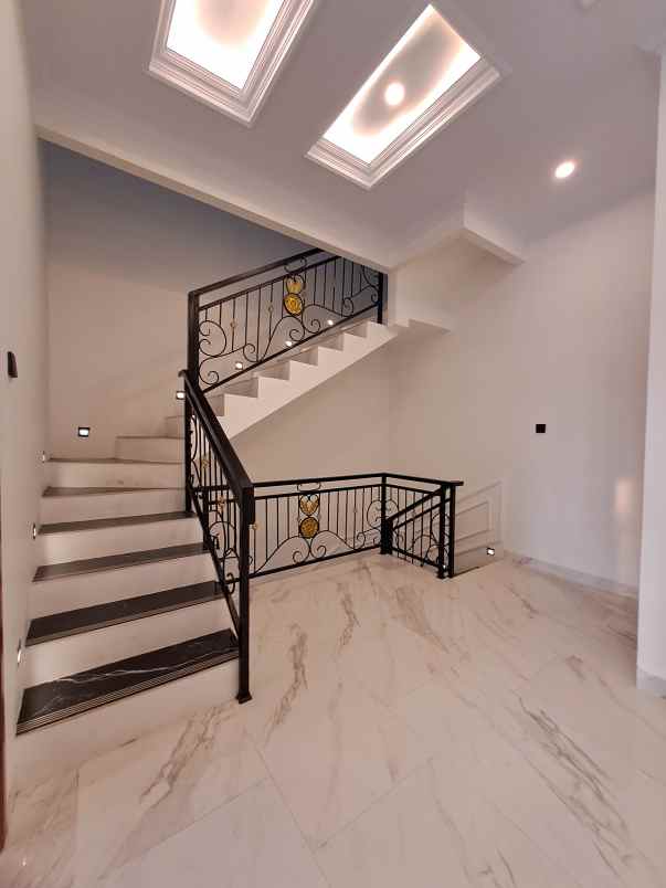 rumah american classic dalam komplek di jagakarsa raya