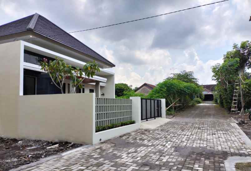 rumah gagah di timur jl kaliurang km 12 5 sleman jogja