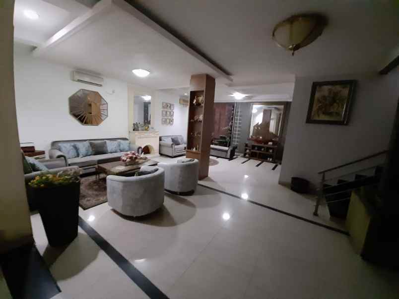 rumah jl raya rawajati timur