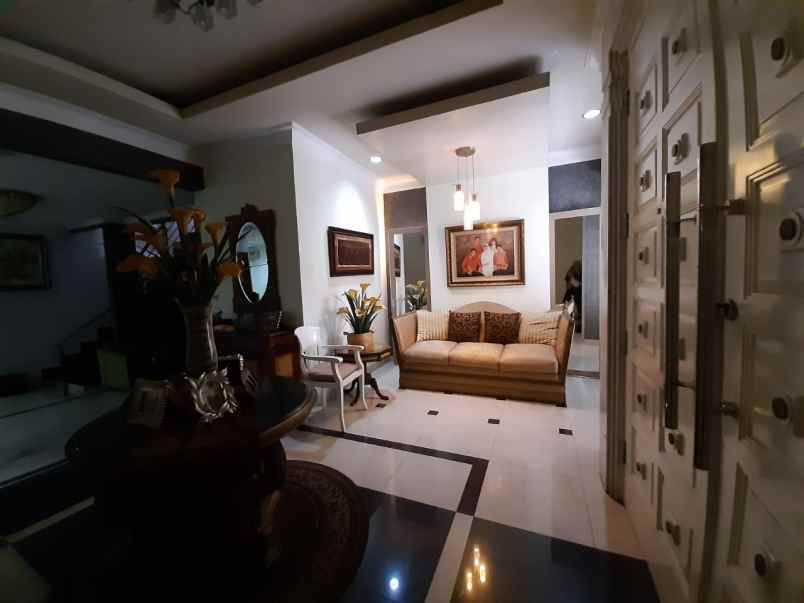 rumah jl raya rawajati timur