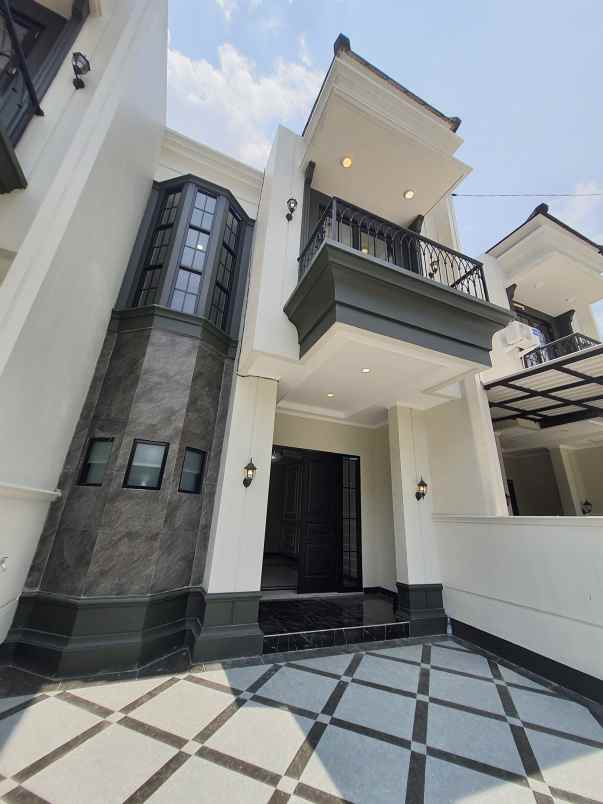 rumah mewah 2 lantai lokasi dekat stasiun depok