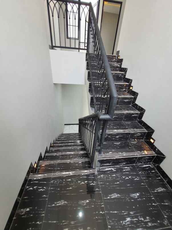 rumah mewah 2 lantai lokasi dekat stasiun depok