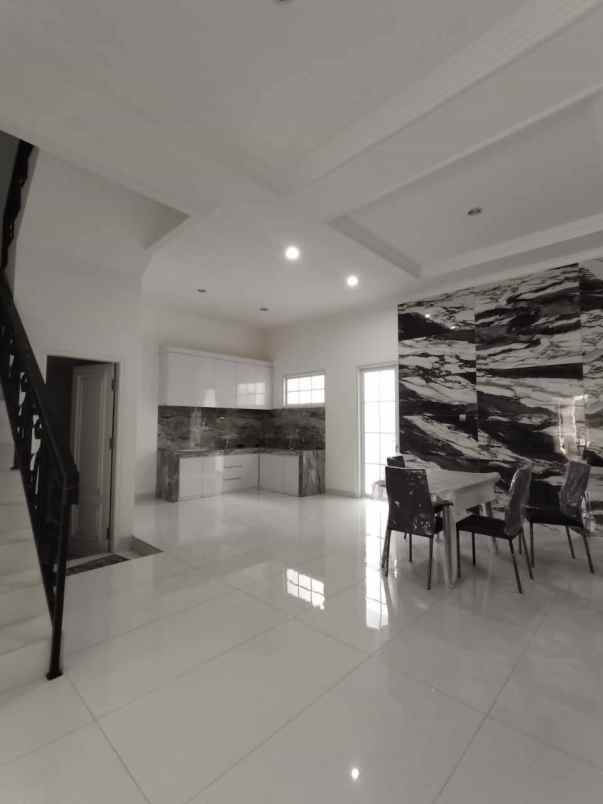 rumah mewah dalam cluster di area meruya jakbar