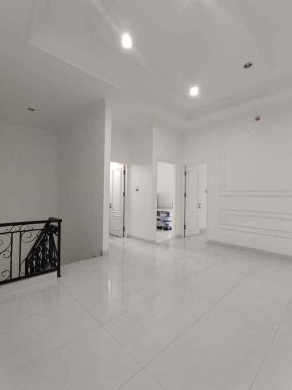 rumah mewah dalam cluster di area meruya jakbar