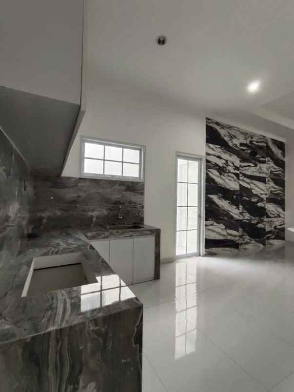 rumah mewah dalam cluster di area meruya jakbar