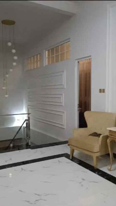 rumah mewah dan megah 2 lantai lantai granit mewah