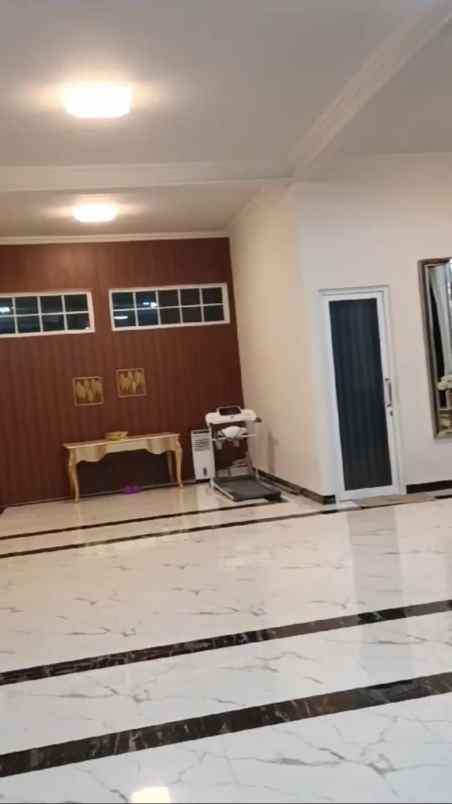 rumah mewah dan megah 2 lantai lantai granit mewah