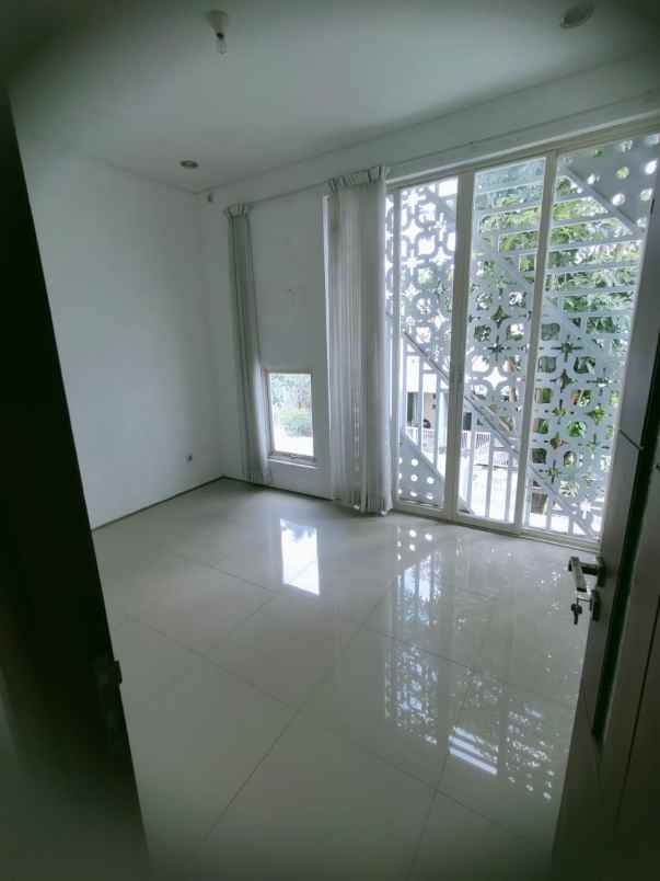 rumah mewah lokasi elit di permata jingga