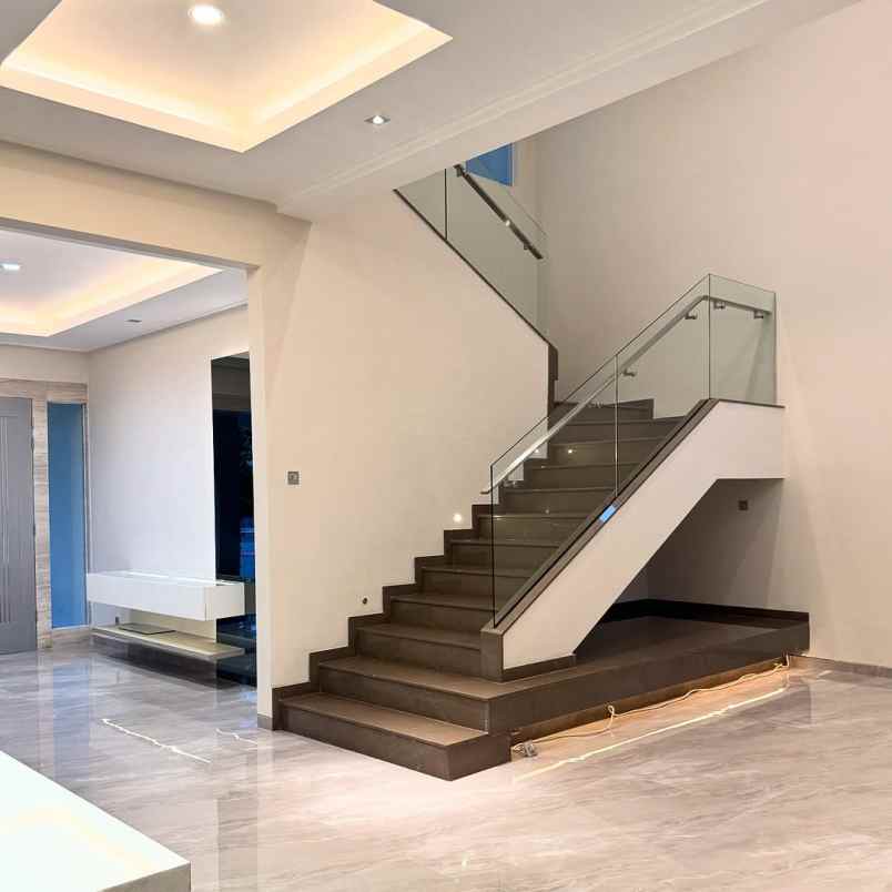 rumah mewah minimalis dengan kolam renang dian istana