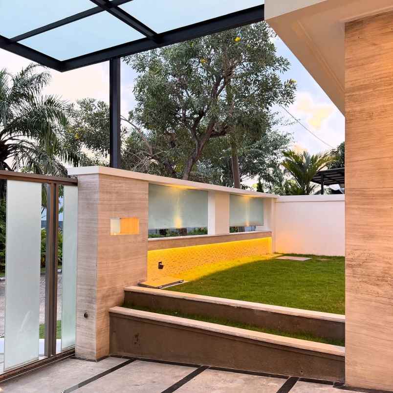 rumah mewah minimalis dengan kolam renang dian istana