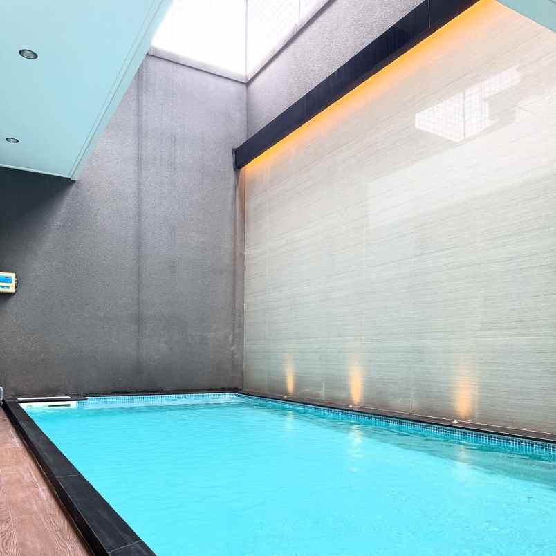 rumah mewah minimalis dengan kolam renang dian istana