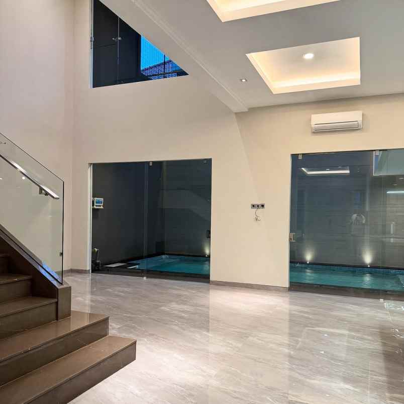 rumah mewah minimalis dengan kolam renang dian istana