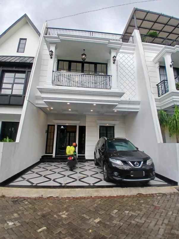 rumah modern 3 lantai rooftop di jakarta selatan