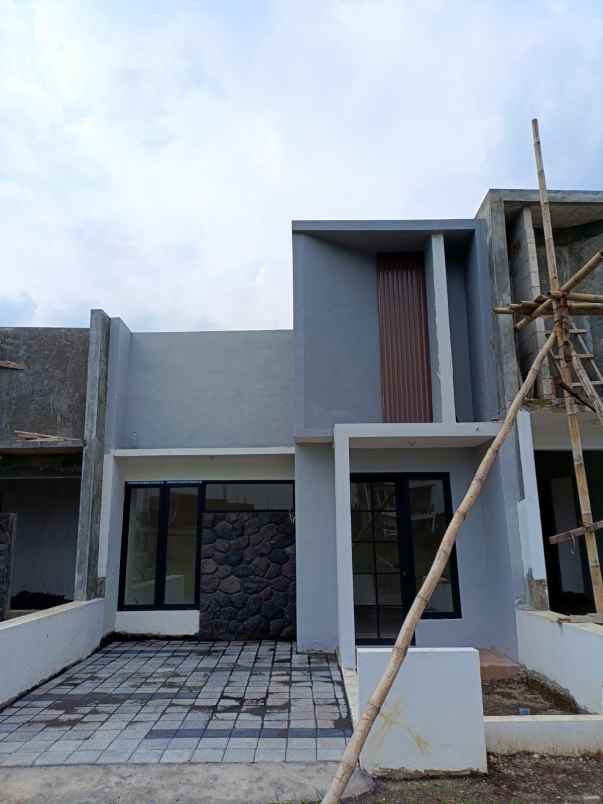 rumah modern lokasi strategis di kota batu