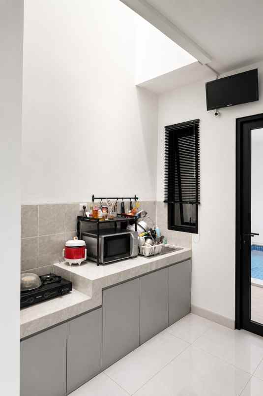 rumah modern swimming pool di bintaro sektor 1