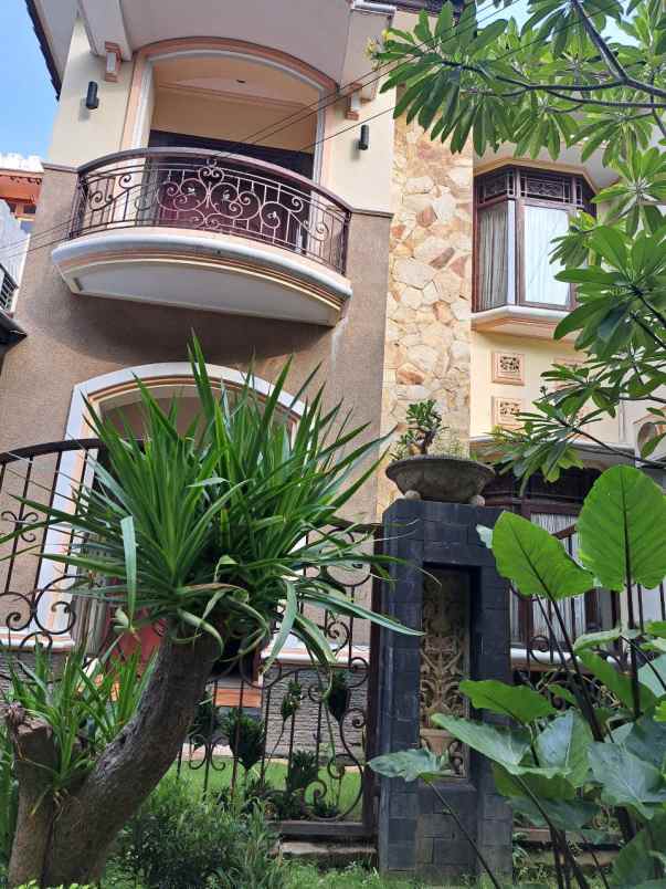 rumah pusat kota jl lesti hadap taman